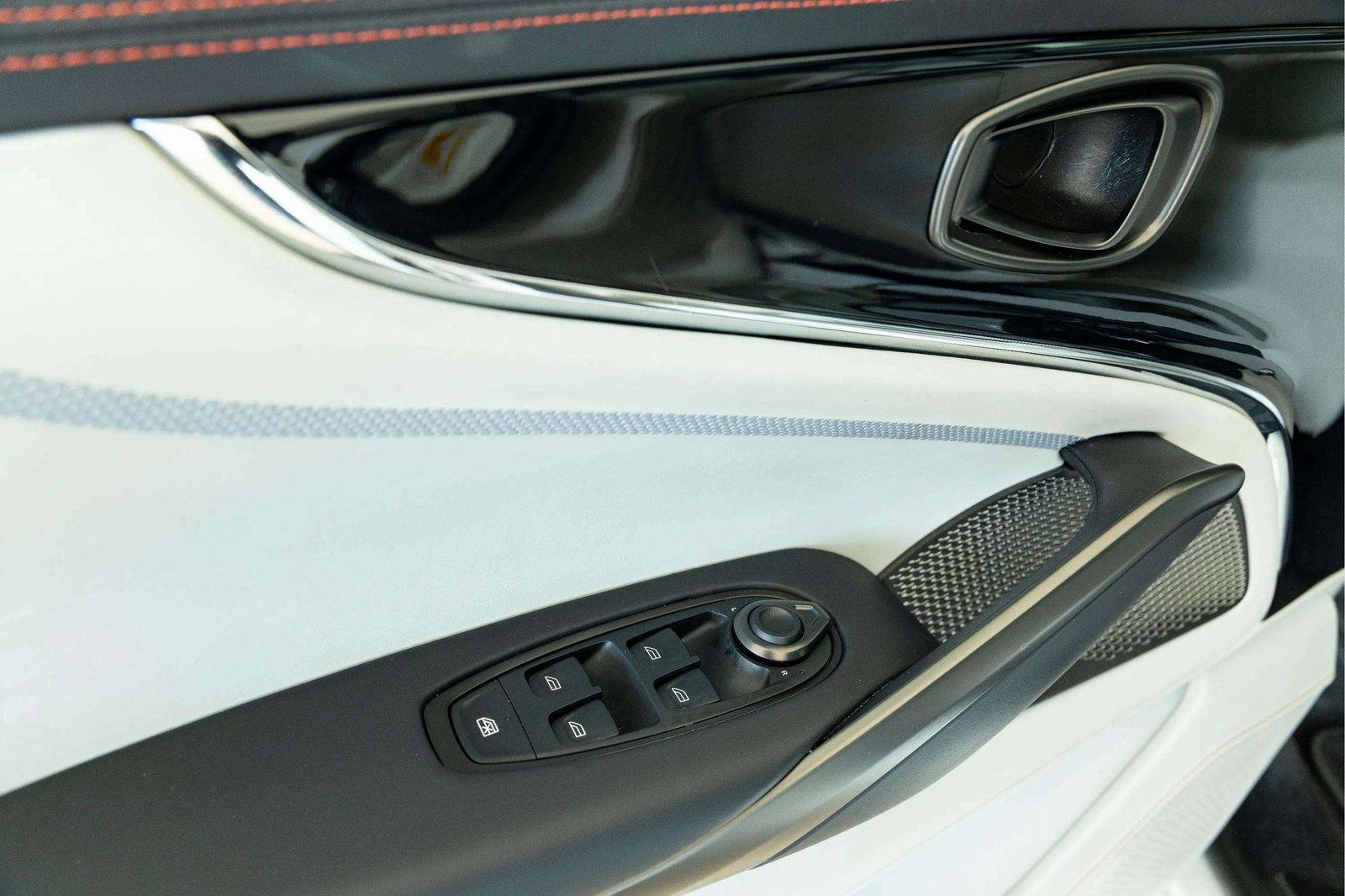 Used 2025 Aston Martin DBX 707 image 19