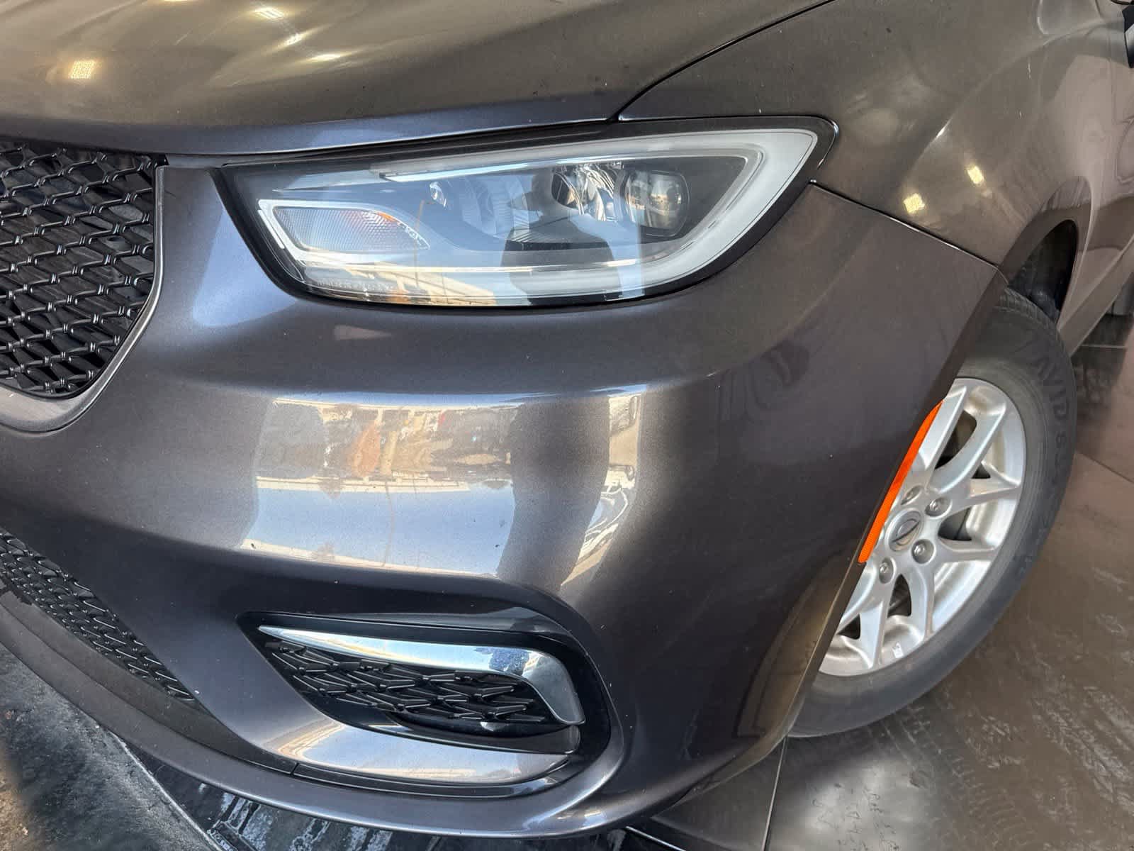 Used 2023 Chrysler Pacifica Touring-L FWD image 9