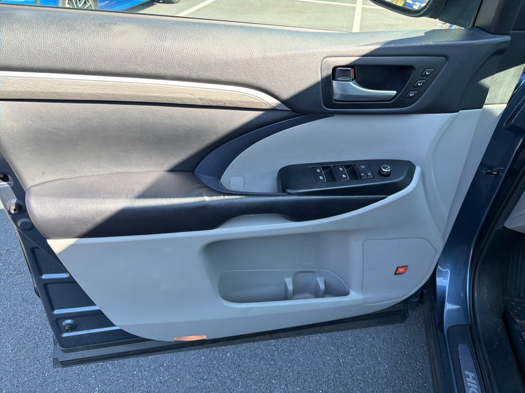 Used 2019 Toyota Highlander Limited Platinum AWD/4WD image 11