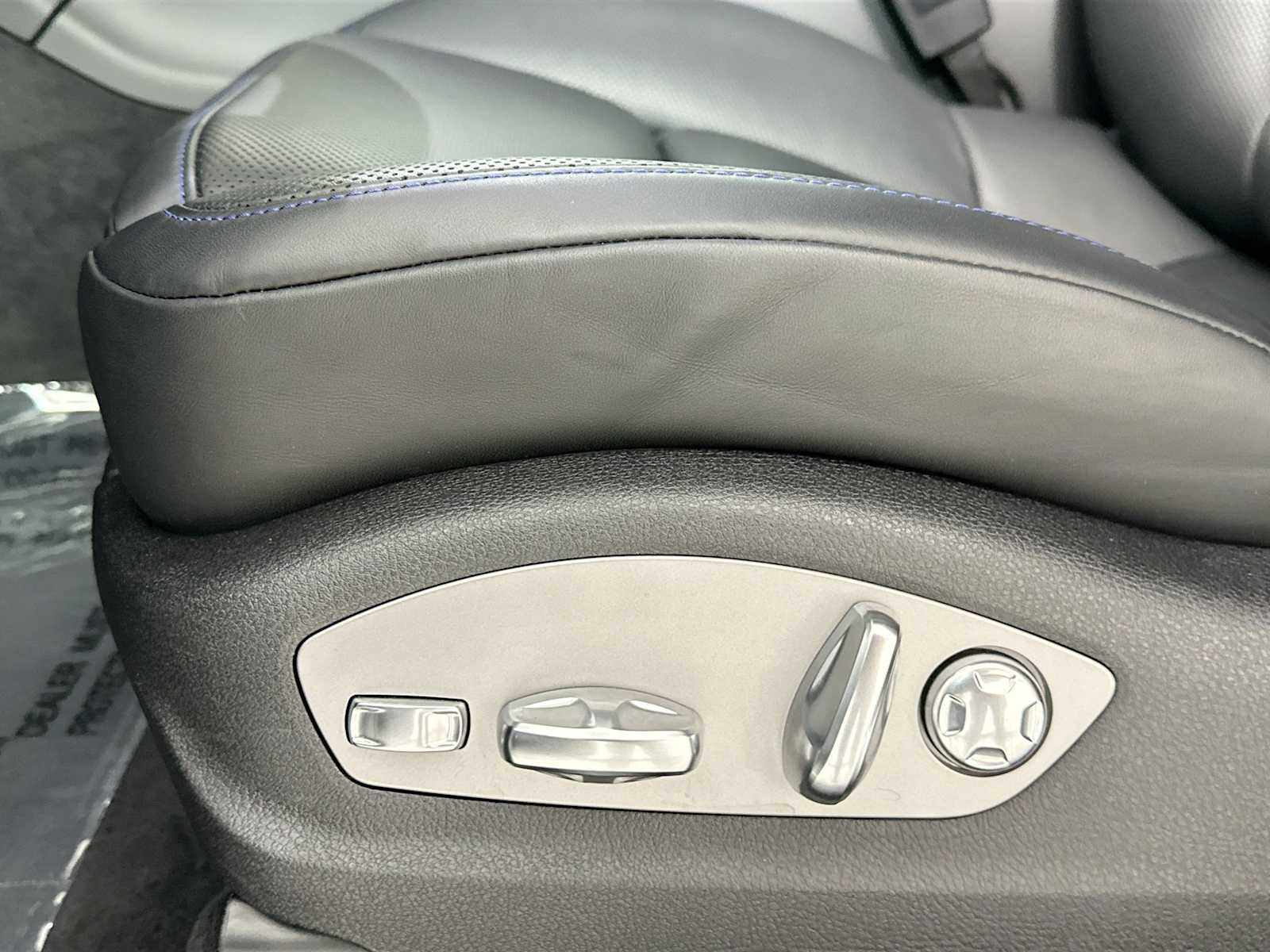 Certified 2025 Porsche Macan image 12