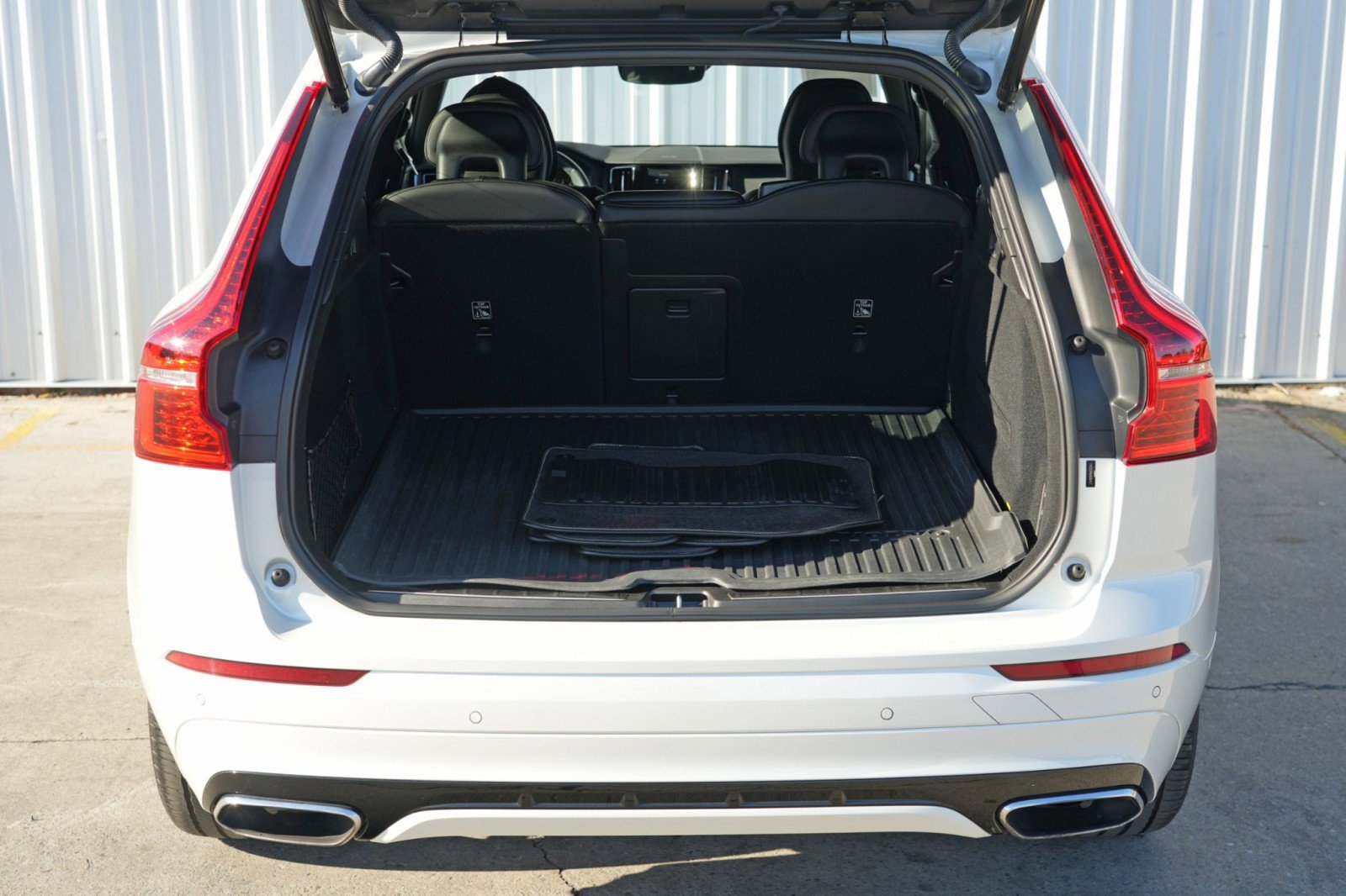 Used 2019 Volvo XC60 T5 R-Design w/ Protection Package image 9