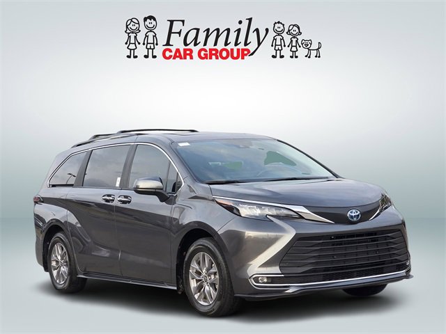 Used 2025 Toyota Sienna XLE image 2