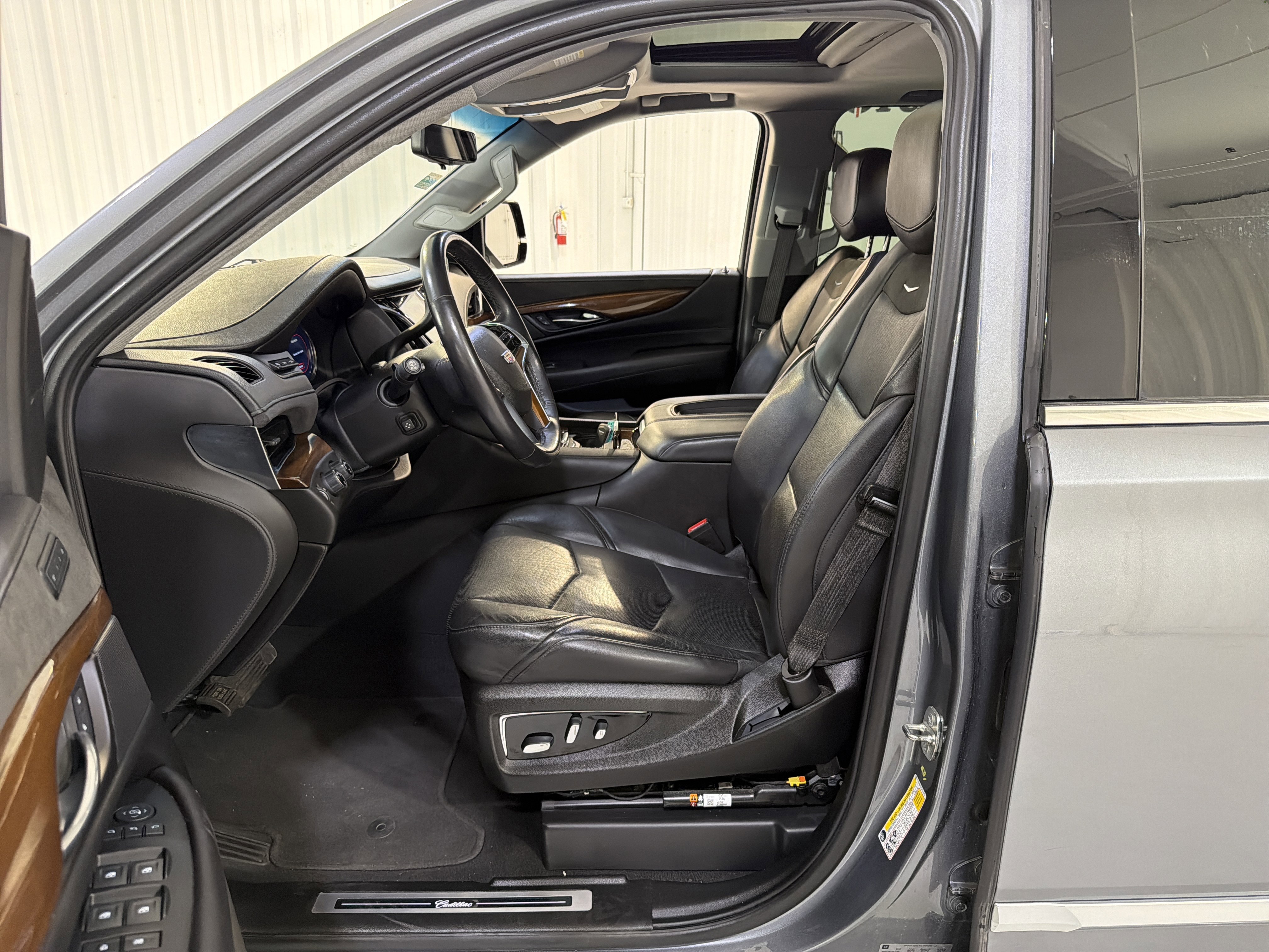 Used 2020 Cadillac Escalade ESV Luxury AWD/4WD image 11