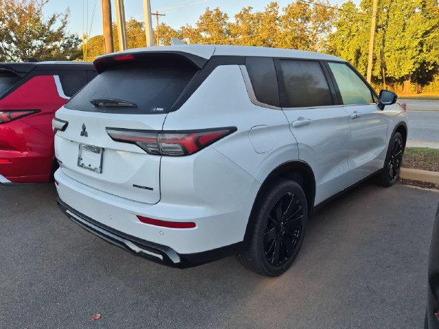 New 2026 Mitsubishi Outlander LE FWD image 3