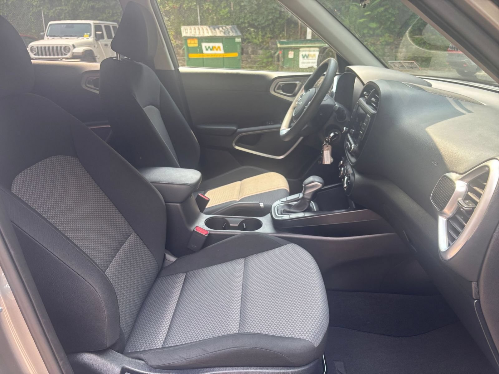 Used 2025 Kia Soul LX w/ LX Technology Package FWD image 24