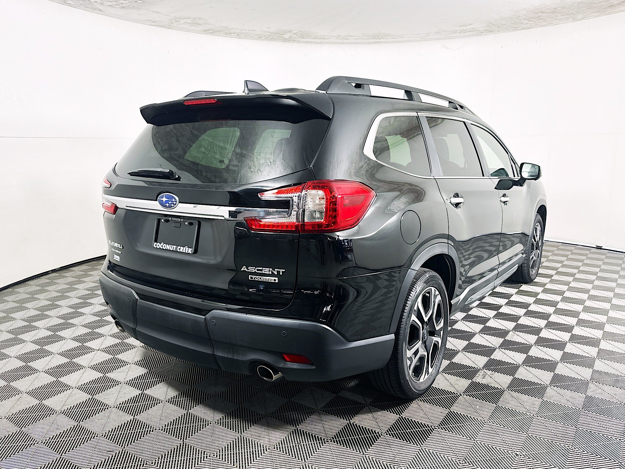 Used 2023 Subaru Ascent Touring AWD/4WD image 3