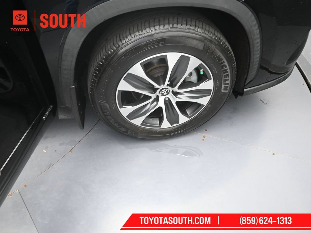 Used 2020 Toyota Highlander XLE AWD/4WD image 38