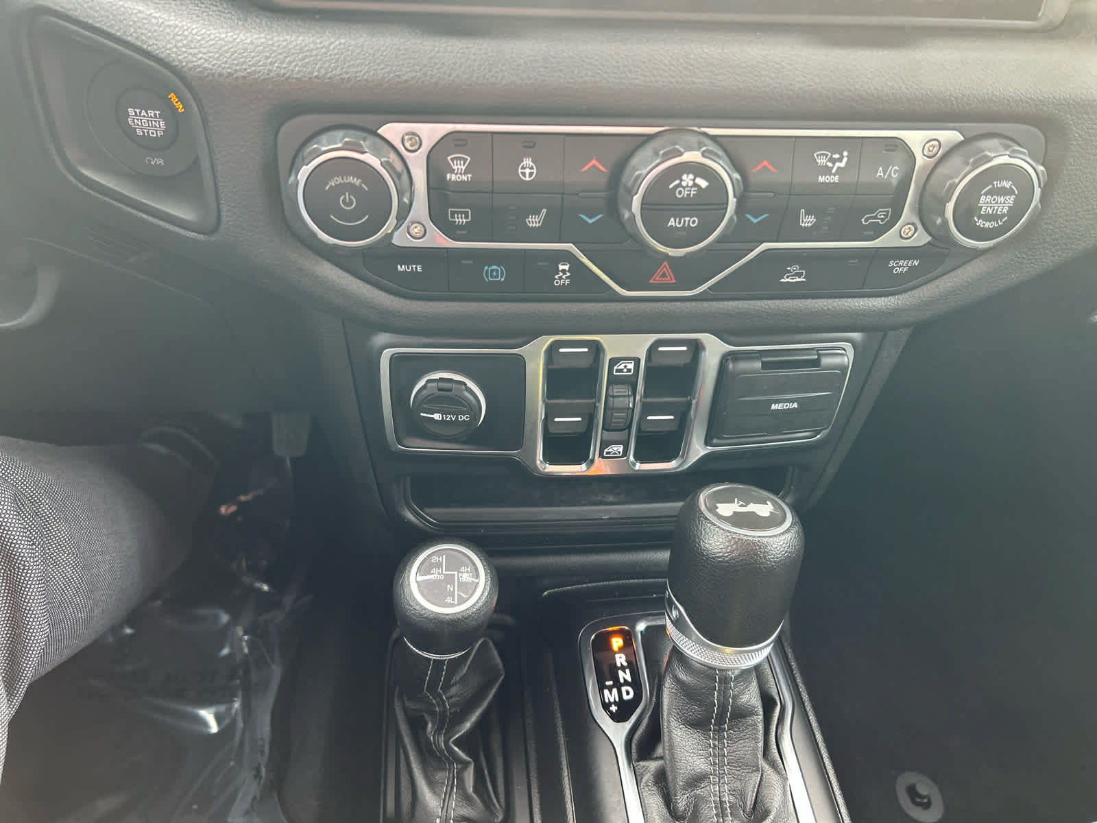Used 2024 Jeep Wrangler Unlimited w/ Convenience Group AWD/4WD image 27