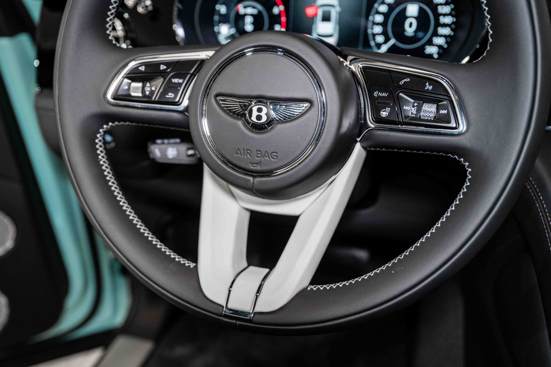 Used 2024 Bentley Bentayga image 41