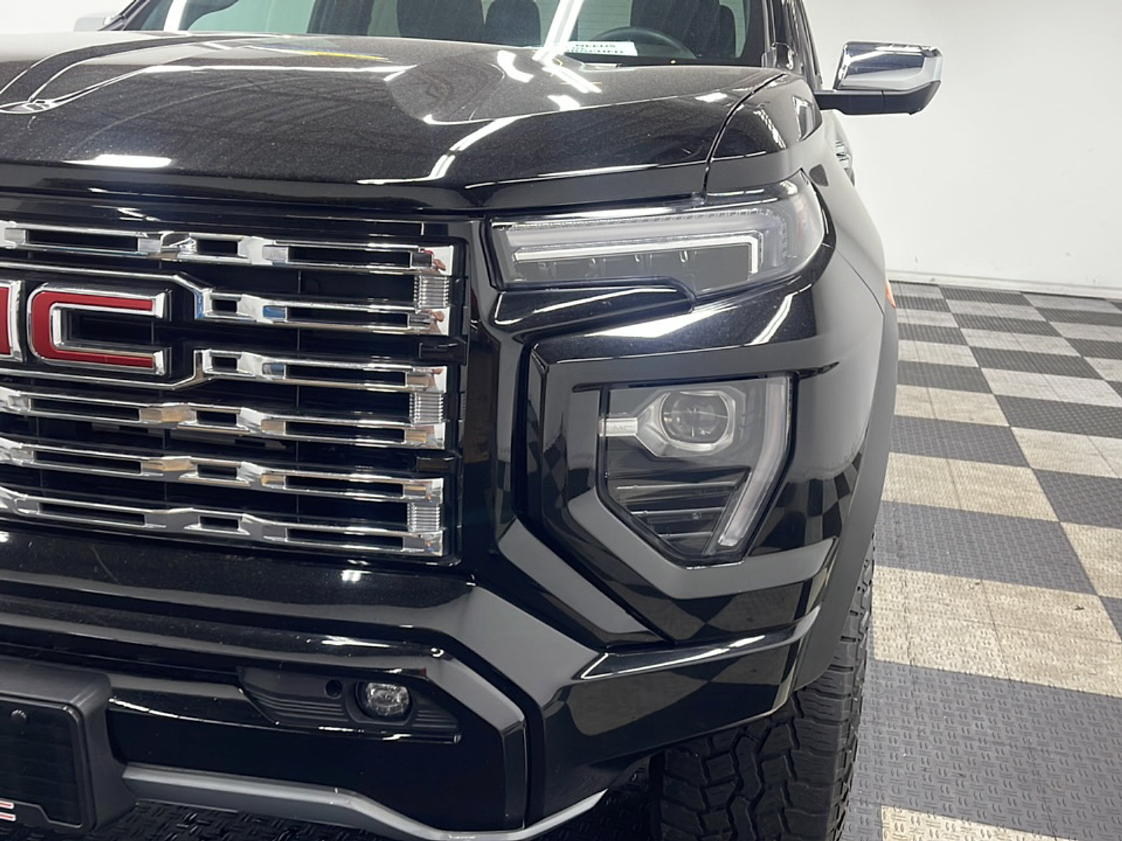 Used 2023 GMC Canyon Denali w/ Denali Black Edition AWD/4WD image 17