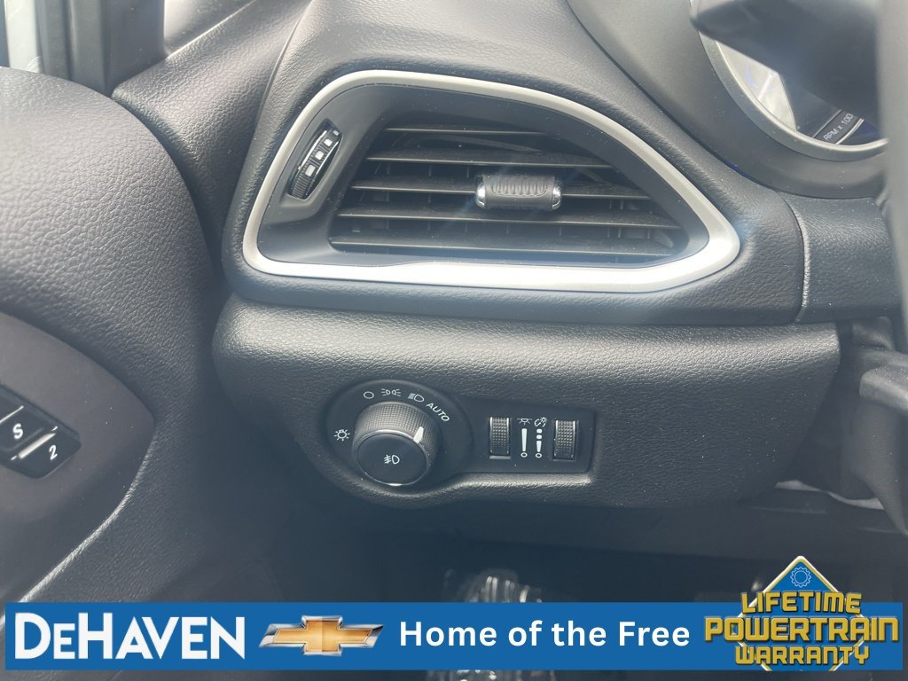 Used 2025 Chrysler Pacifica Select FWD image 18