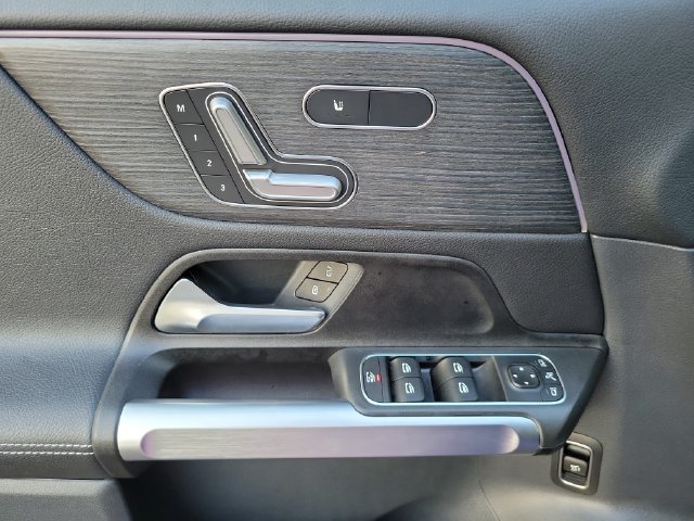 Used 2022 Mercedes-Benz GLB 250 4MATIC image 12