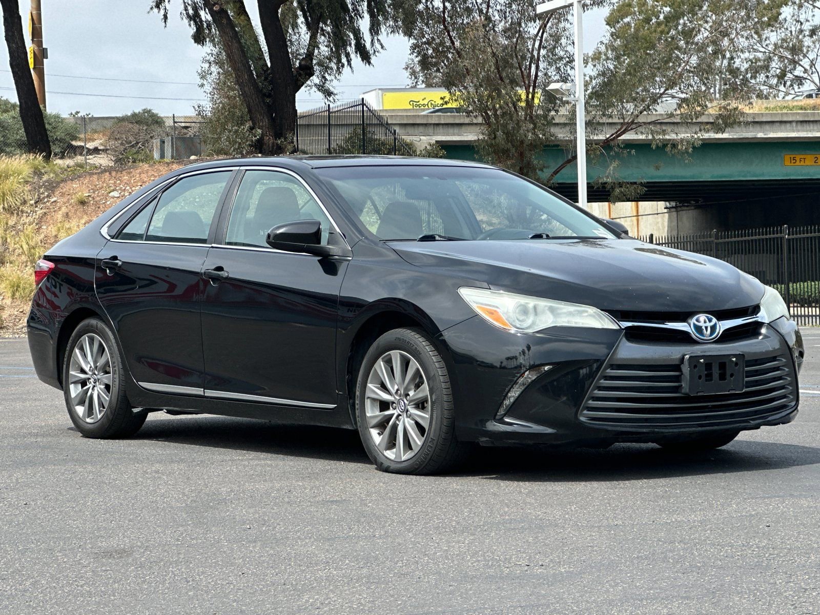 Used 2017 Toyota Camry XLE w/ Moonroof Package FWD image 8