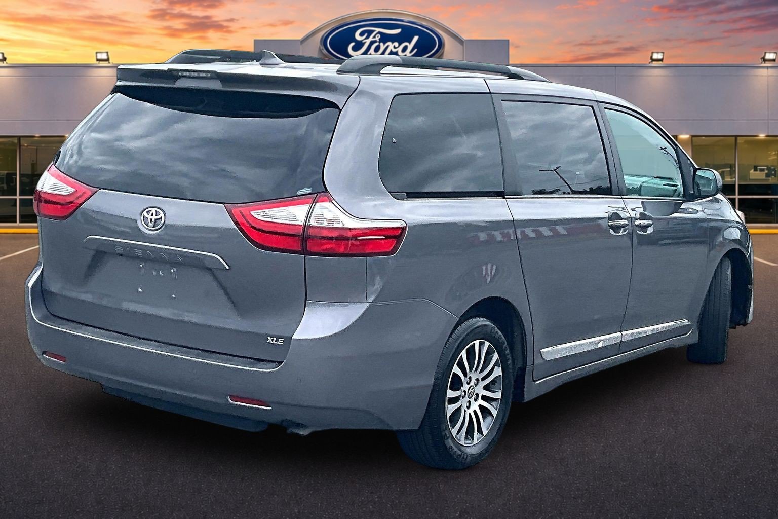 Used 2018 Toyota Sienna XLE w/ XLE Navigation Package FWD image 11