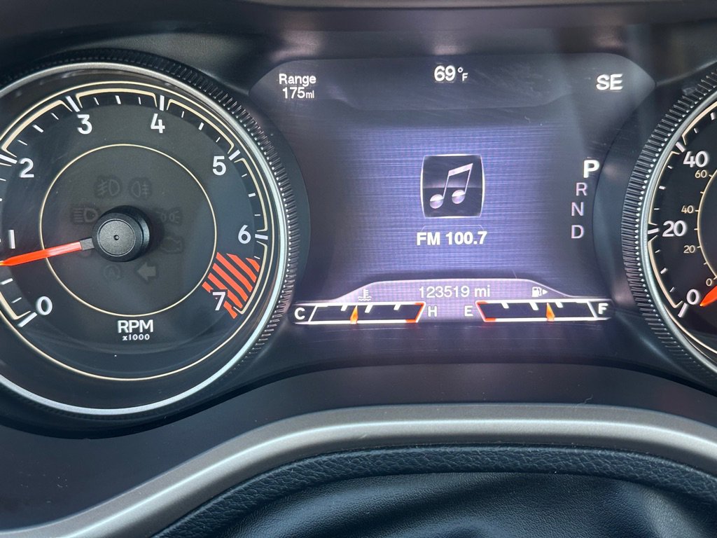 Used 2015 Jeep Cherokee Limited image 29
