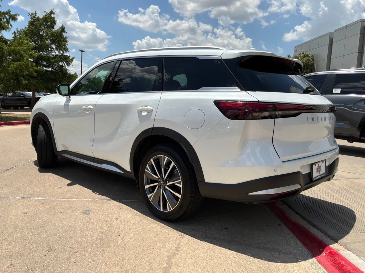 Used 2026 INFINITI QX60 Luxe FWD image 8