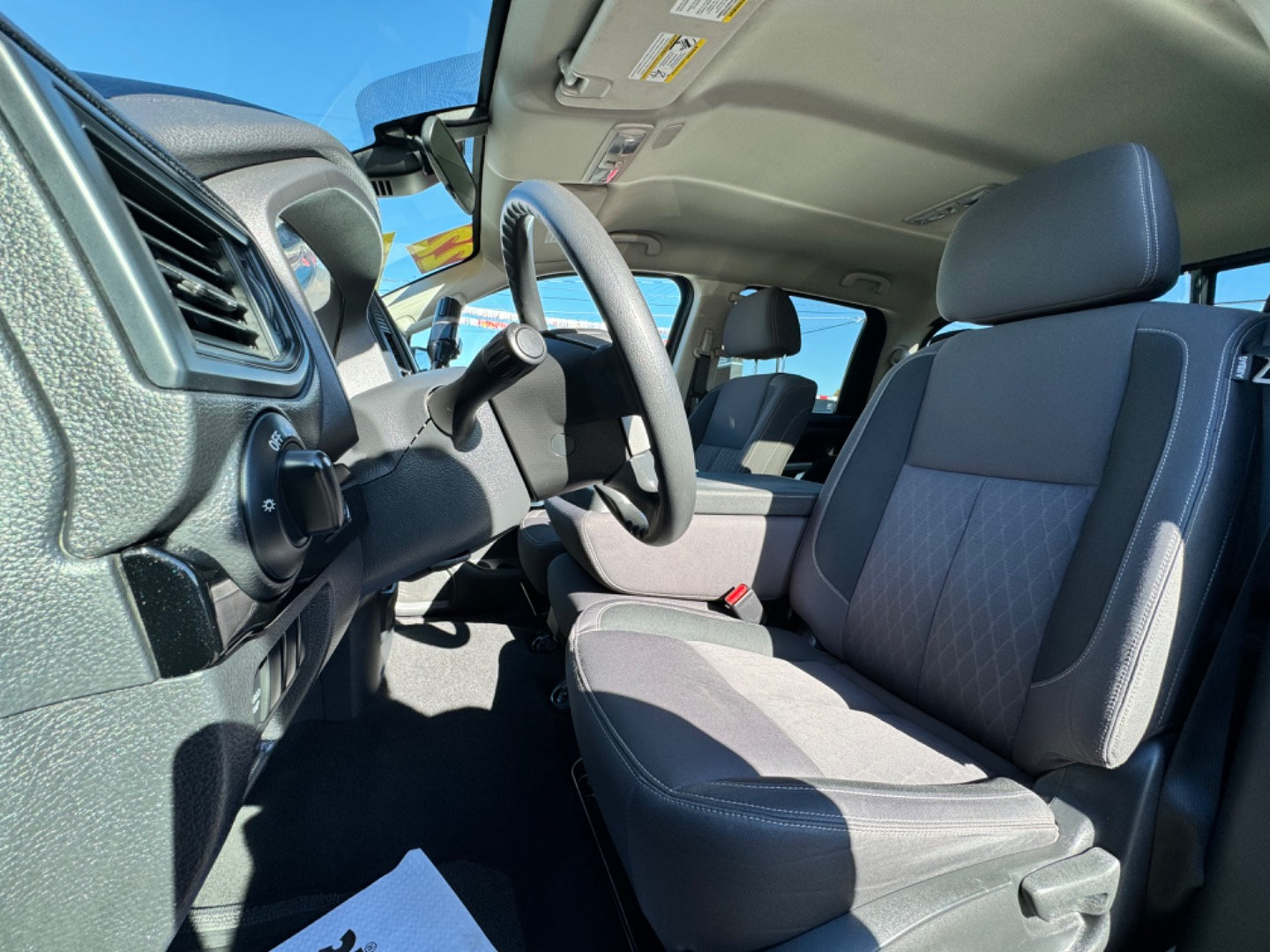 Used 2022 Nissan Titan SV AWD/4WD image 17