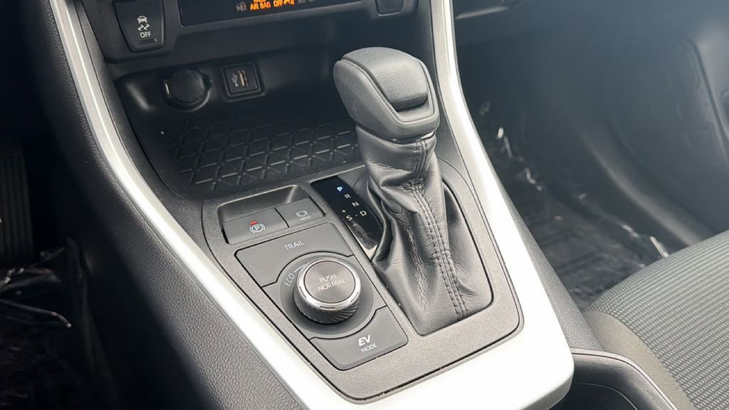 Certified 2025 Toyota RAV4 LE image 31