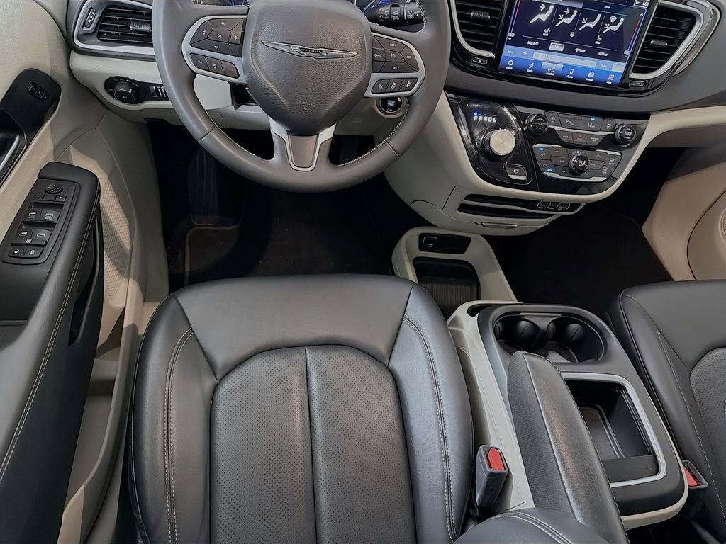 Used 2024 Chrysler Pacifica Touring-L image 25