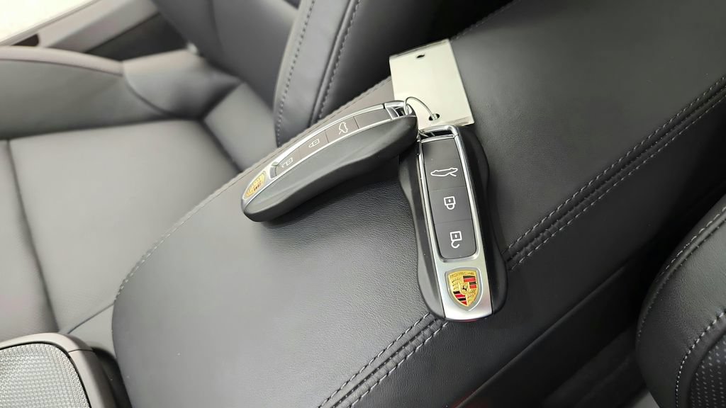 Used 2025 Porsche 911 Carrera RWD image 37