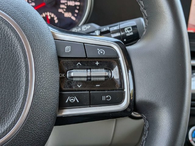 Used 2024 Kia Carnival LX FWD image 28