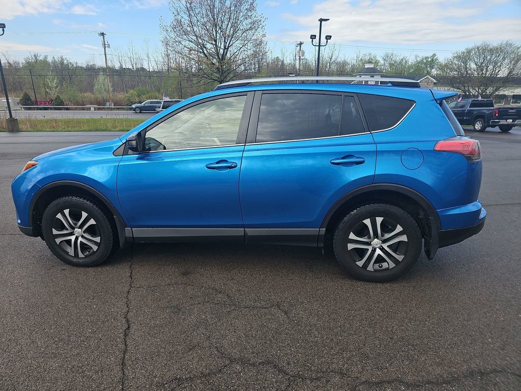 Used 2017 Toyota RAV4 LE AWD/4WD image 8