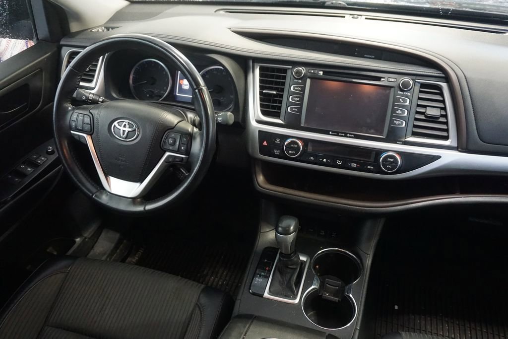 Used 2018 Toyota Highlander Plus AWD/4WD image 25