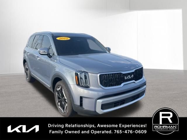 Used 2025 Kia Telluride EX w/ EX Captain's Chair Package AWD/4WD image 3