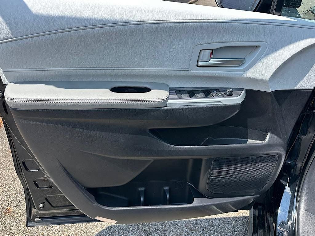 Certified 2025 Toyota Sienna XLE FWD image 13