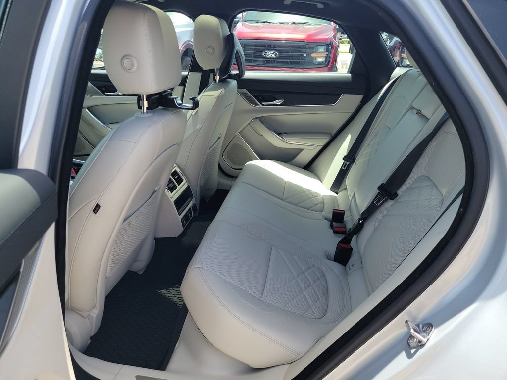 Used 2022 Jaguar XF SE RWD image 11
