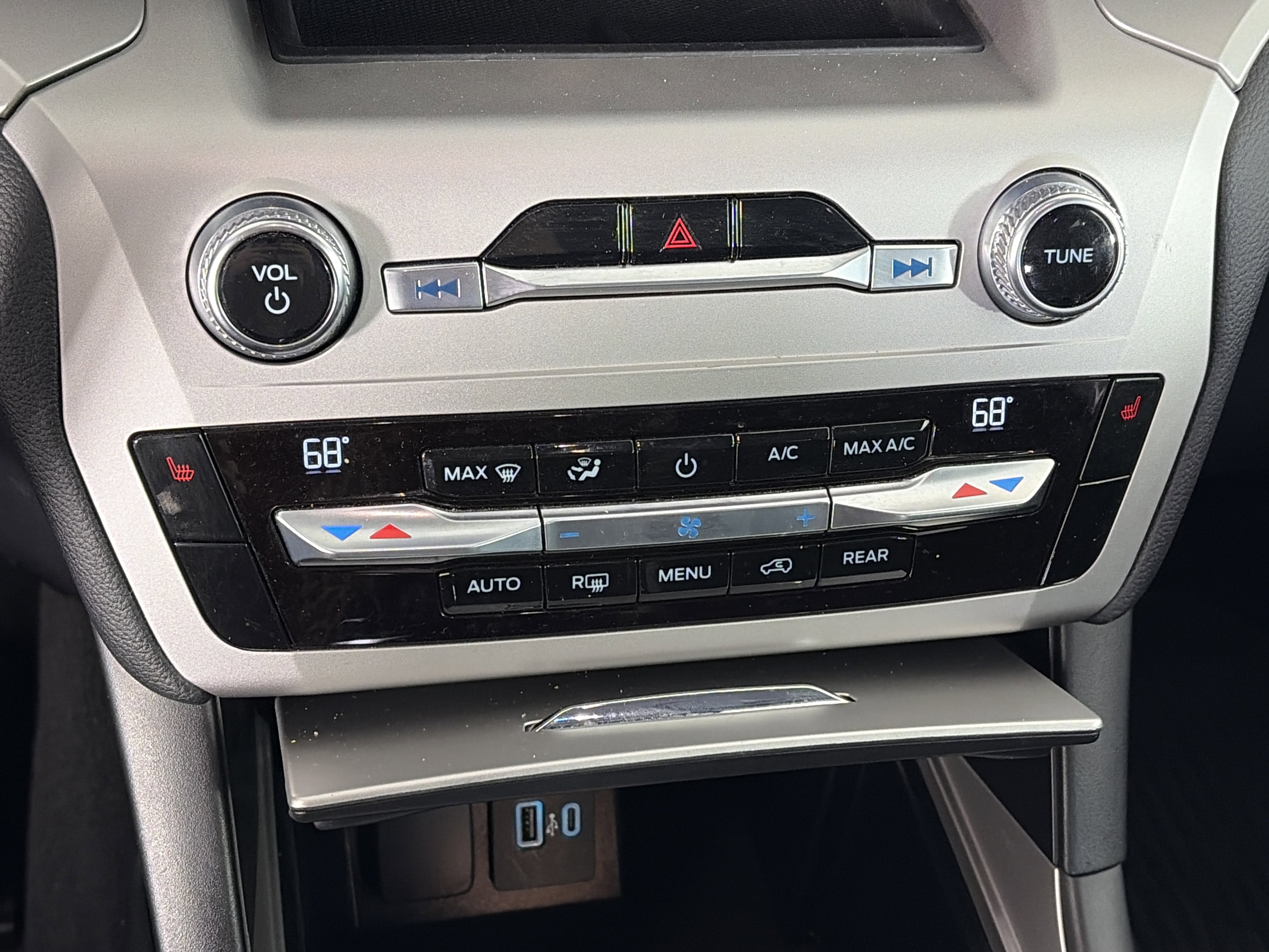 Used 2021 Ford Explorer XLT AWD/4WD image 22