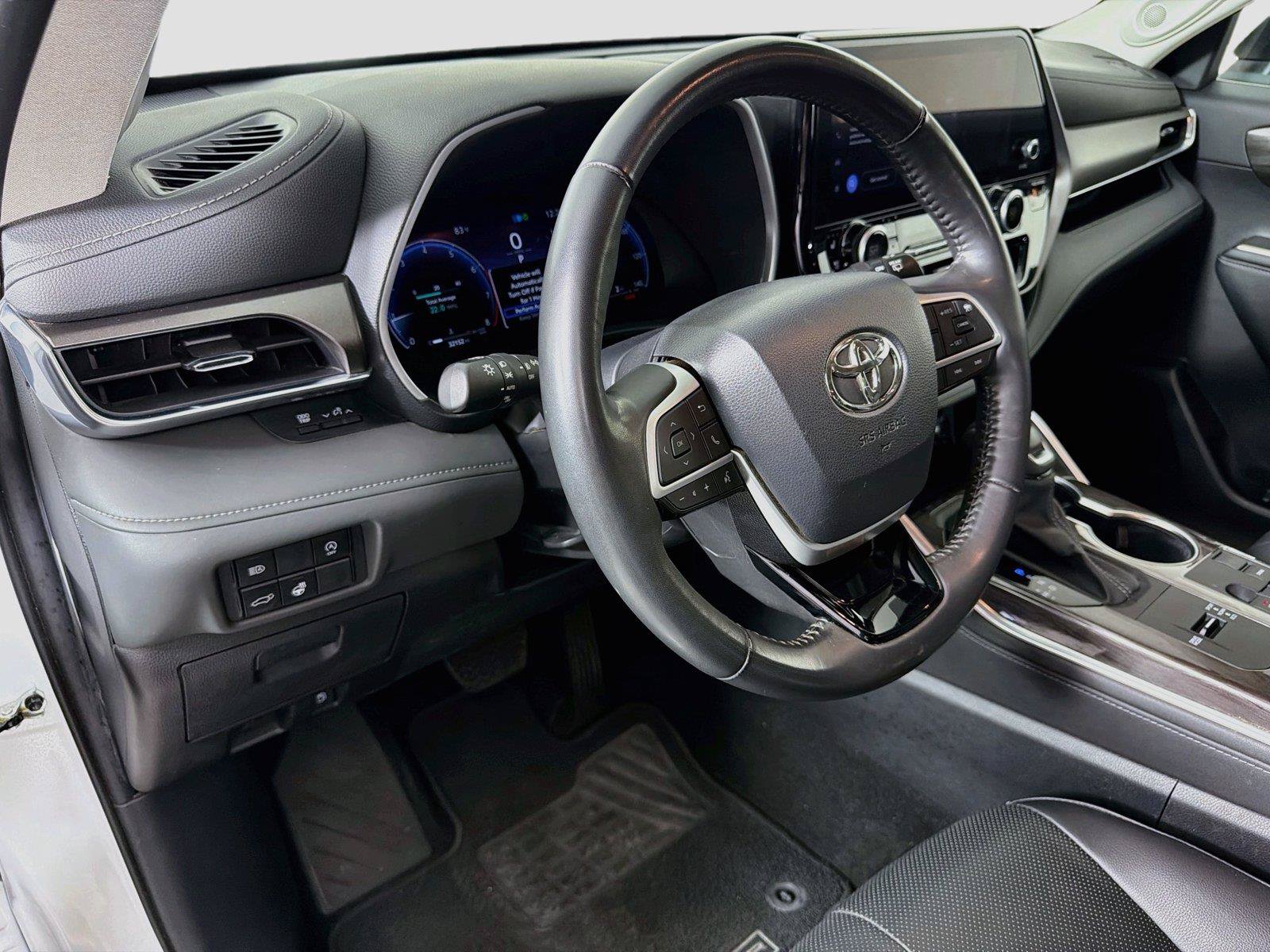 Used 2024 Toyota Highlander Limited FWD image 9