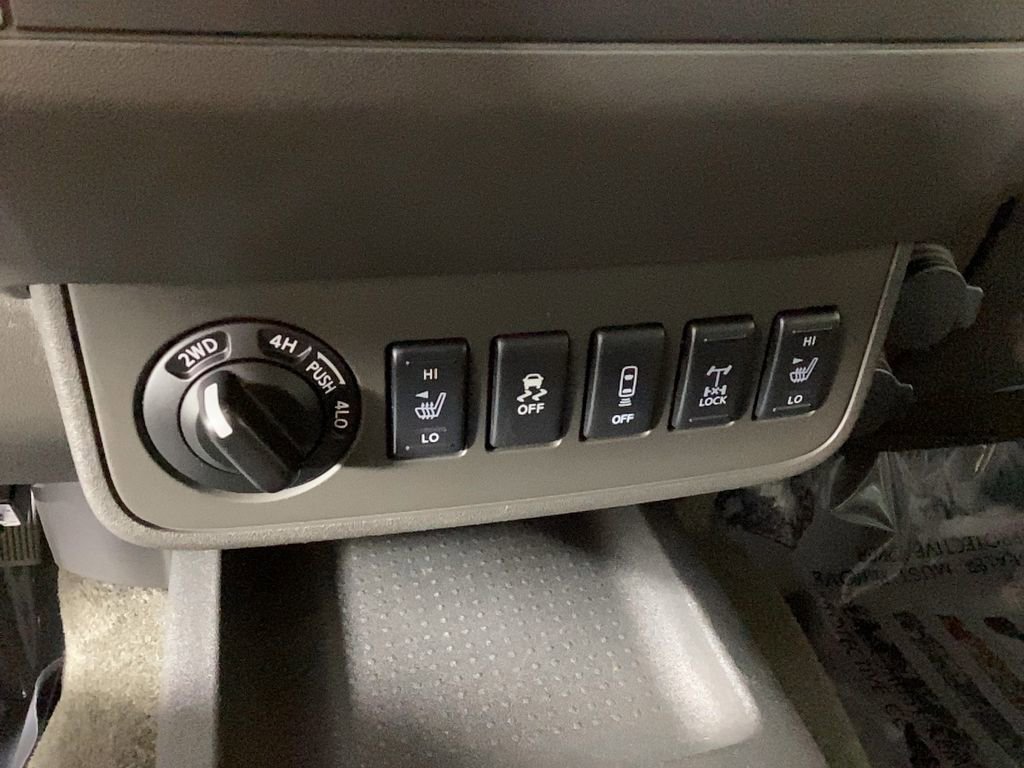 Used 2015 Nissan Frontier PRO-4X image 32