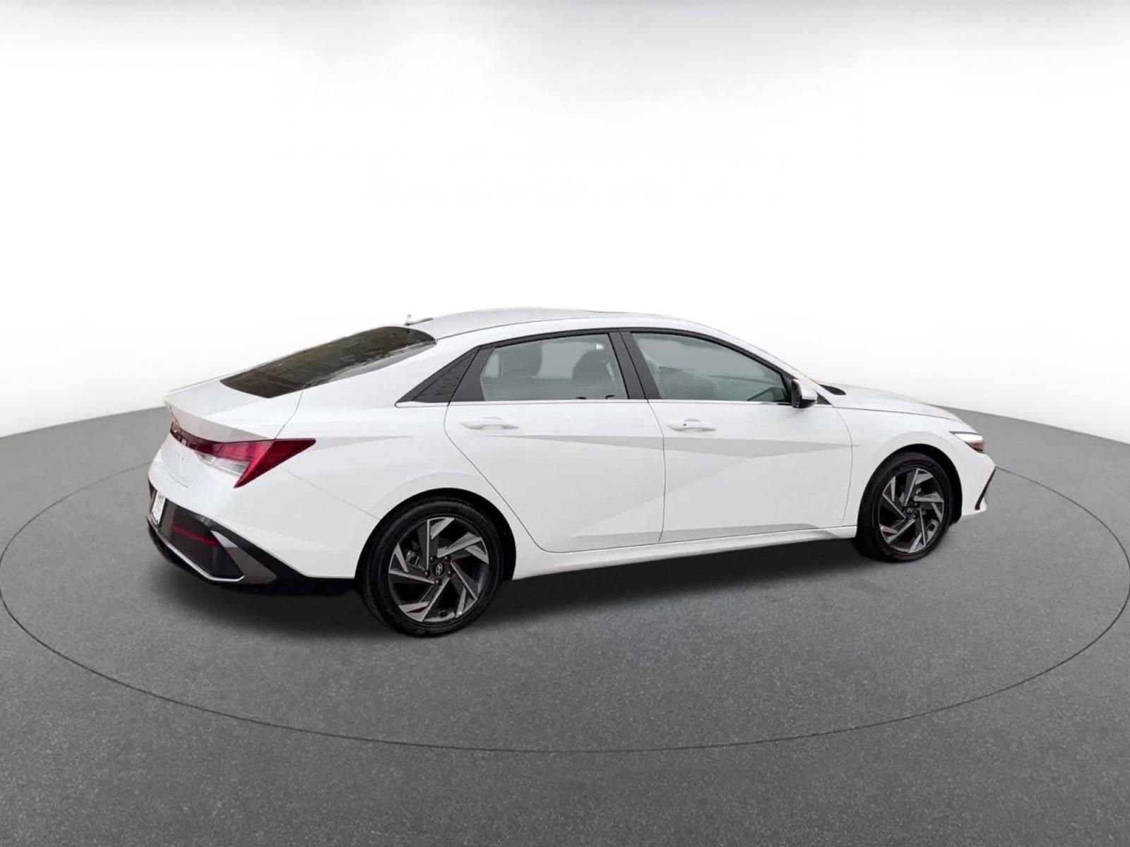 Used 2025 Hyundai Elantra SEL FWD image 14