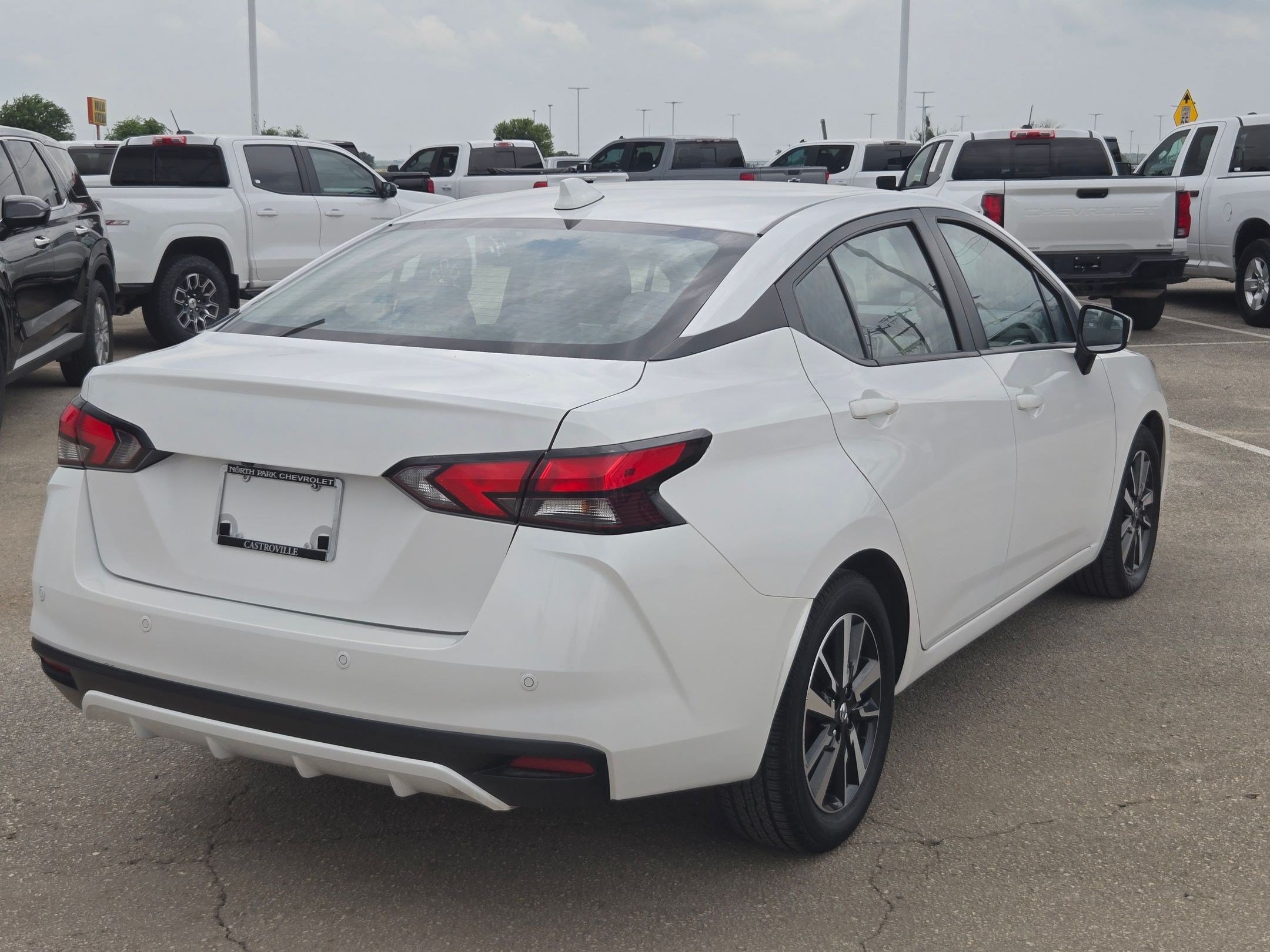 Used 2022 Nissan Versa SV FWD image 4
