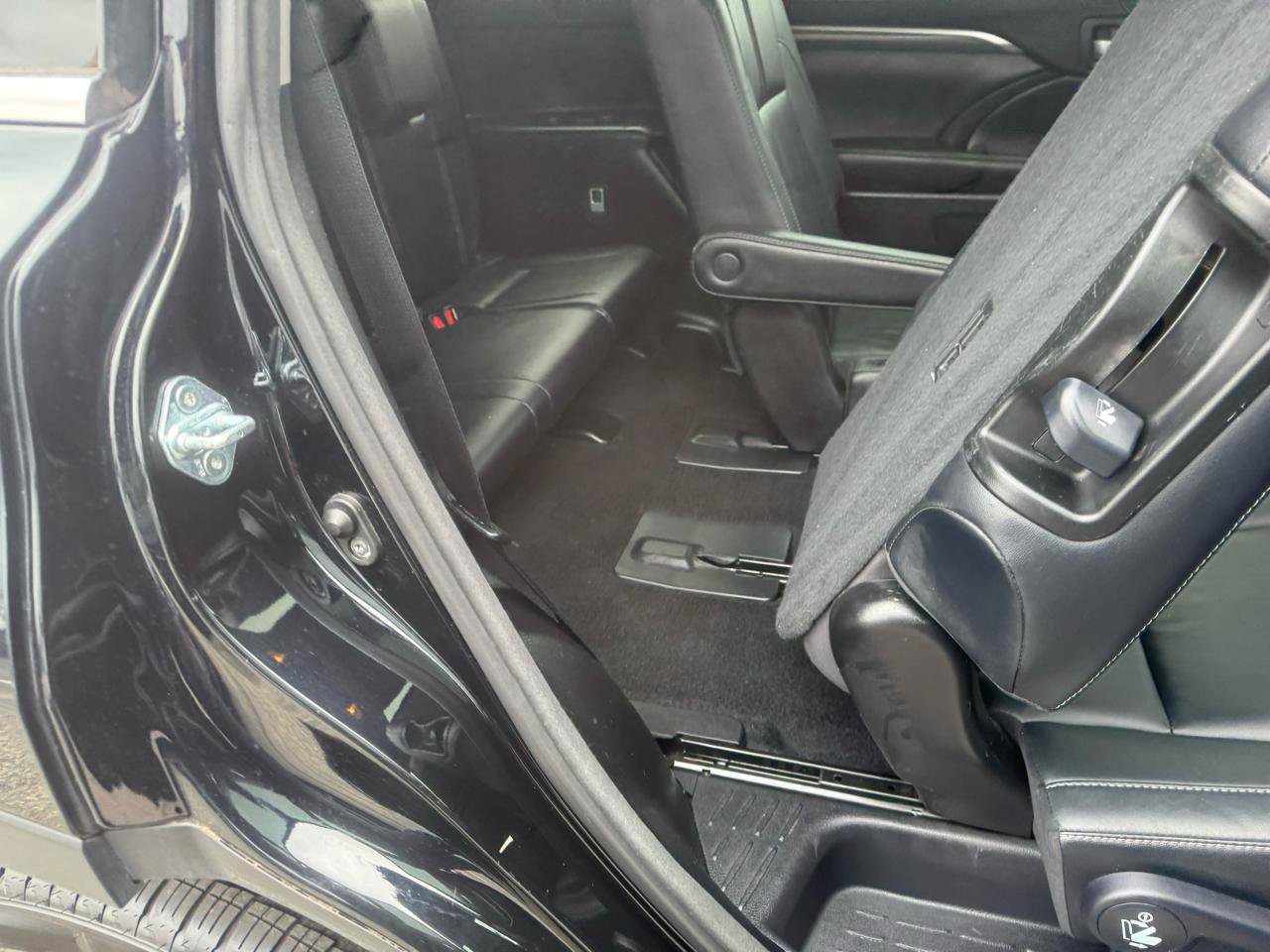 Used 2017 Toyota Highlander SE AWD/4WD image 36