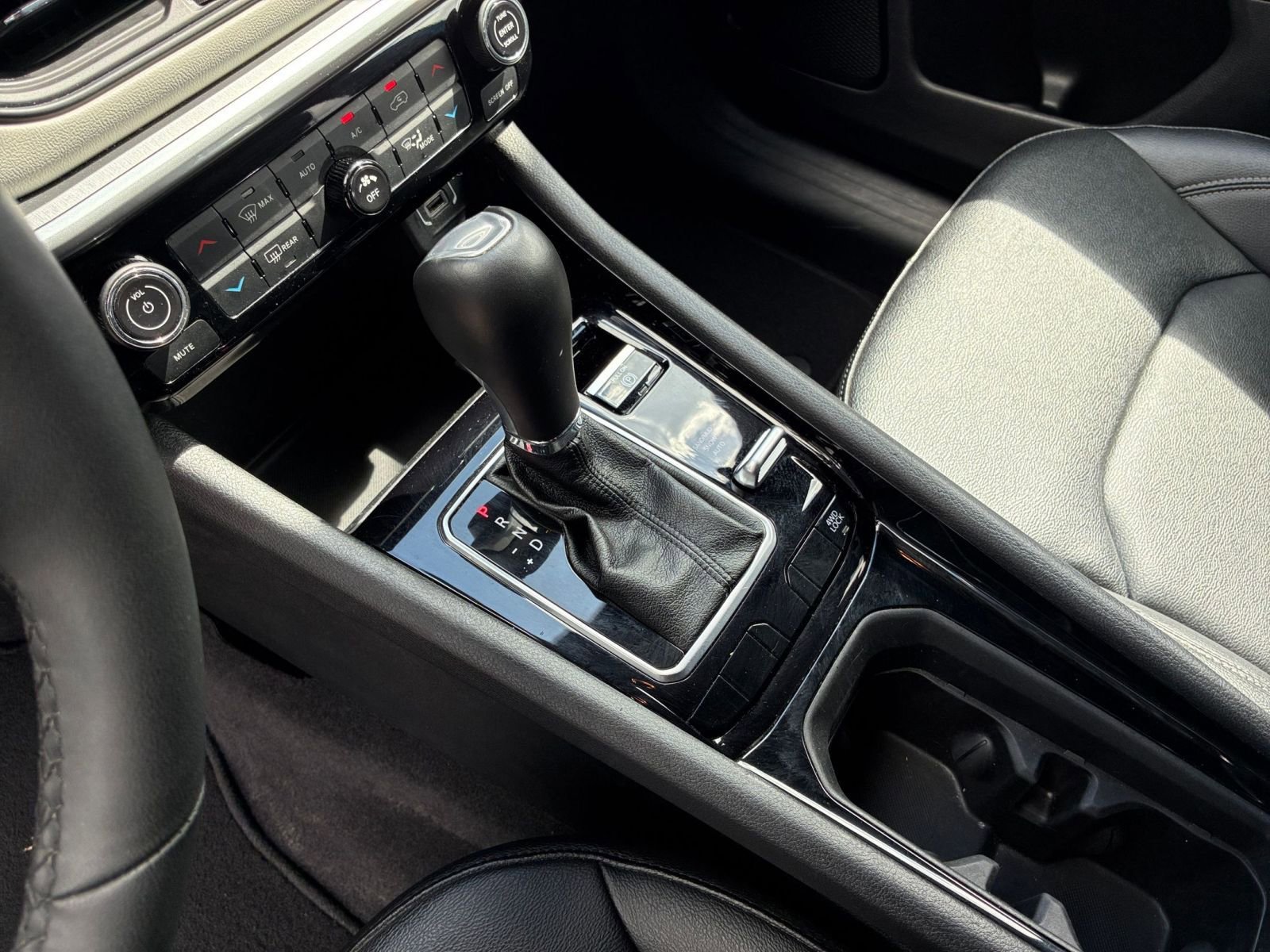 Used 2025 Jeep Compass Limited image 37