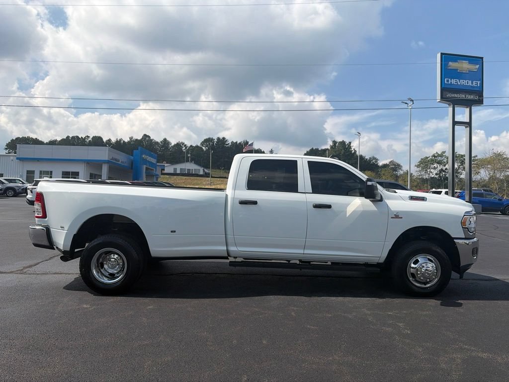 Used 2024 RAM 3500 Tradesman w/ Chrome Appearance Group AWD/4WD image 11
