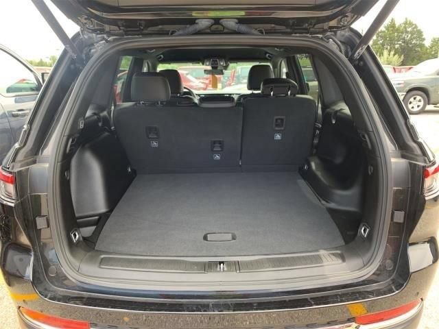 Used 2025 Jeep Grand Cherokee Limited RWD image 15