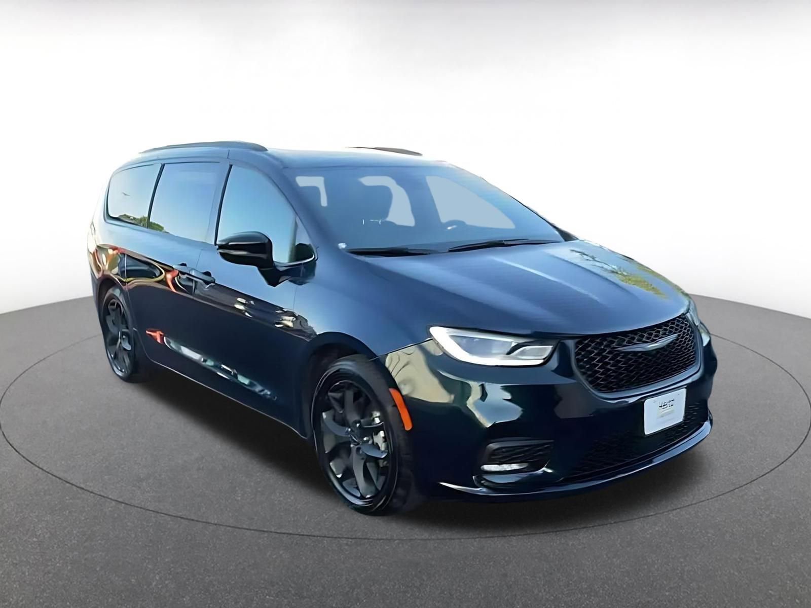 Used 2025 Chrysler Pacifica Limited image 3