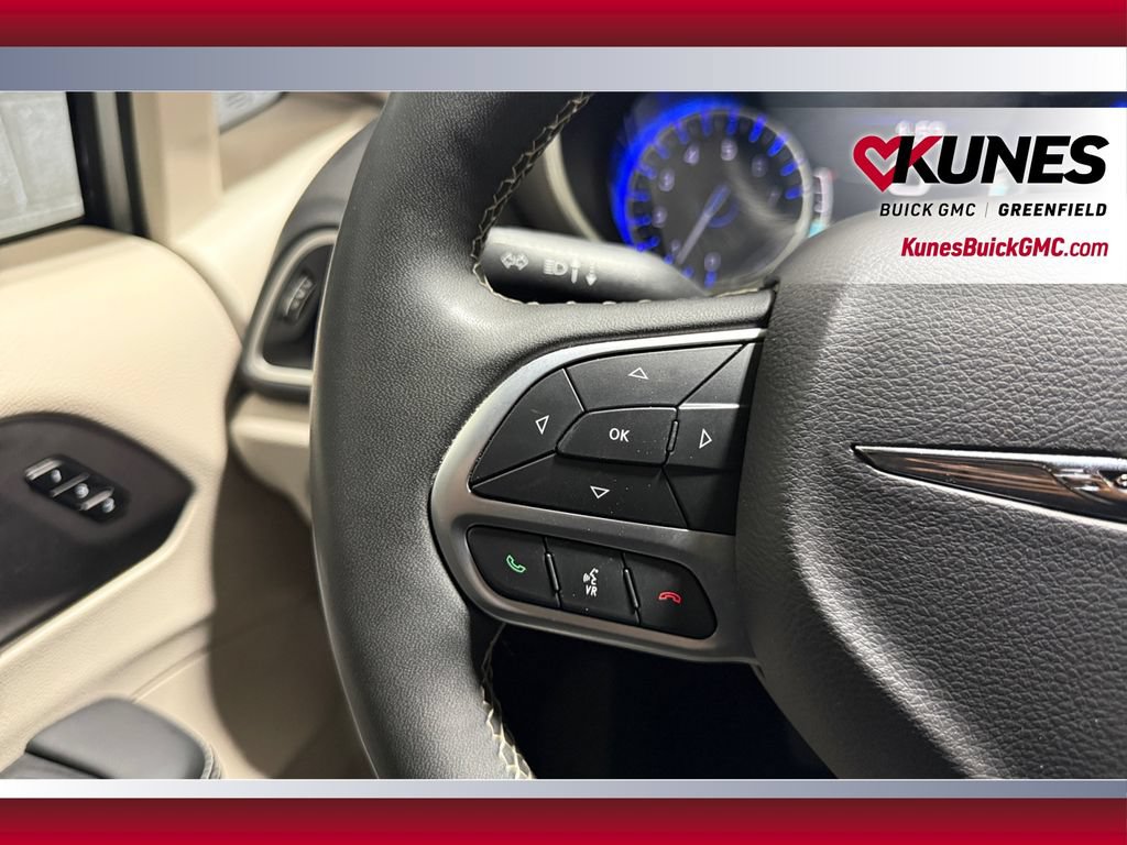 Used 2024 Chrysler Pacifica Touring-L FWD image 17