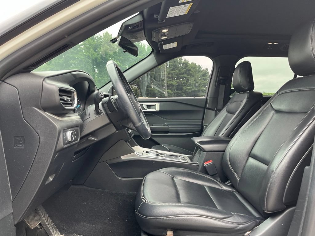 Used 2020 Ford Explorer XLT w/ Equipment Group 202A AWD/4WD image 16