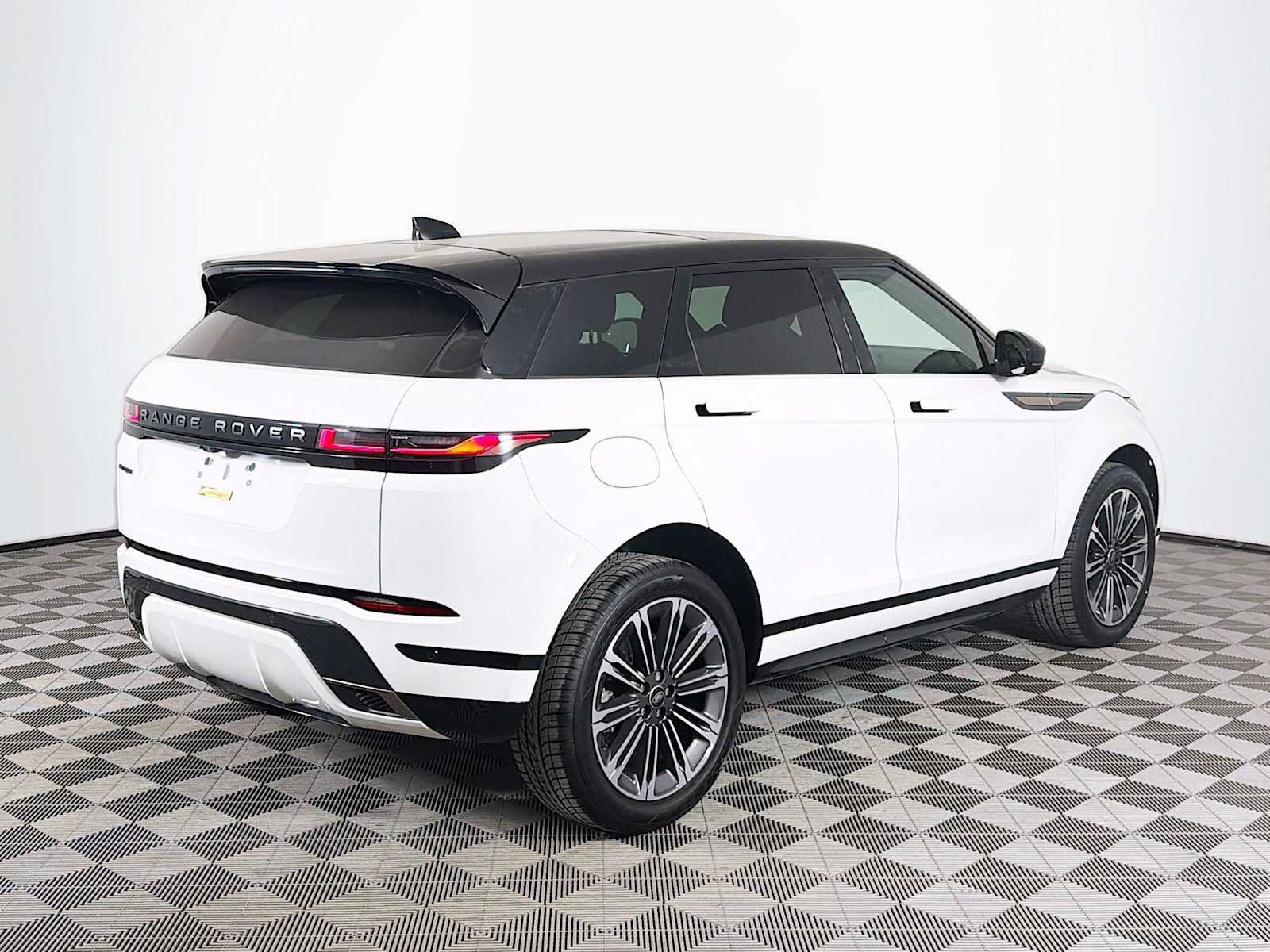 Used 2025 Land Rover Range Rover Evoque Dynamic SE AWD/4WD image 5