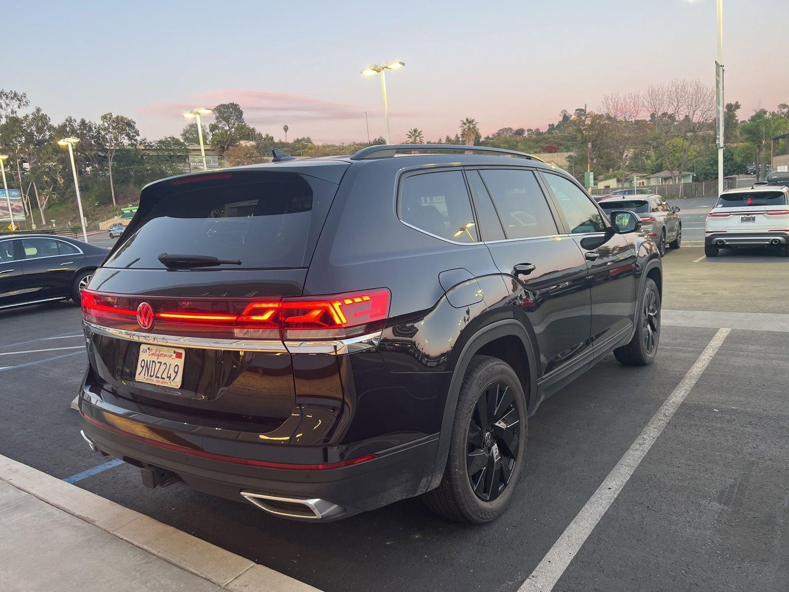 Used 2024 Volkswagen Atlas SE w/ Panoramic Sunroof Package image 6