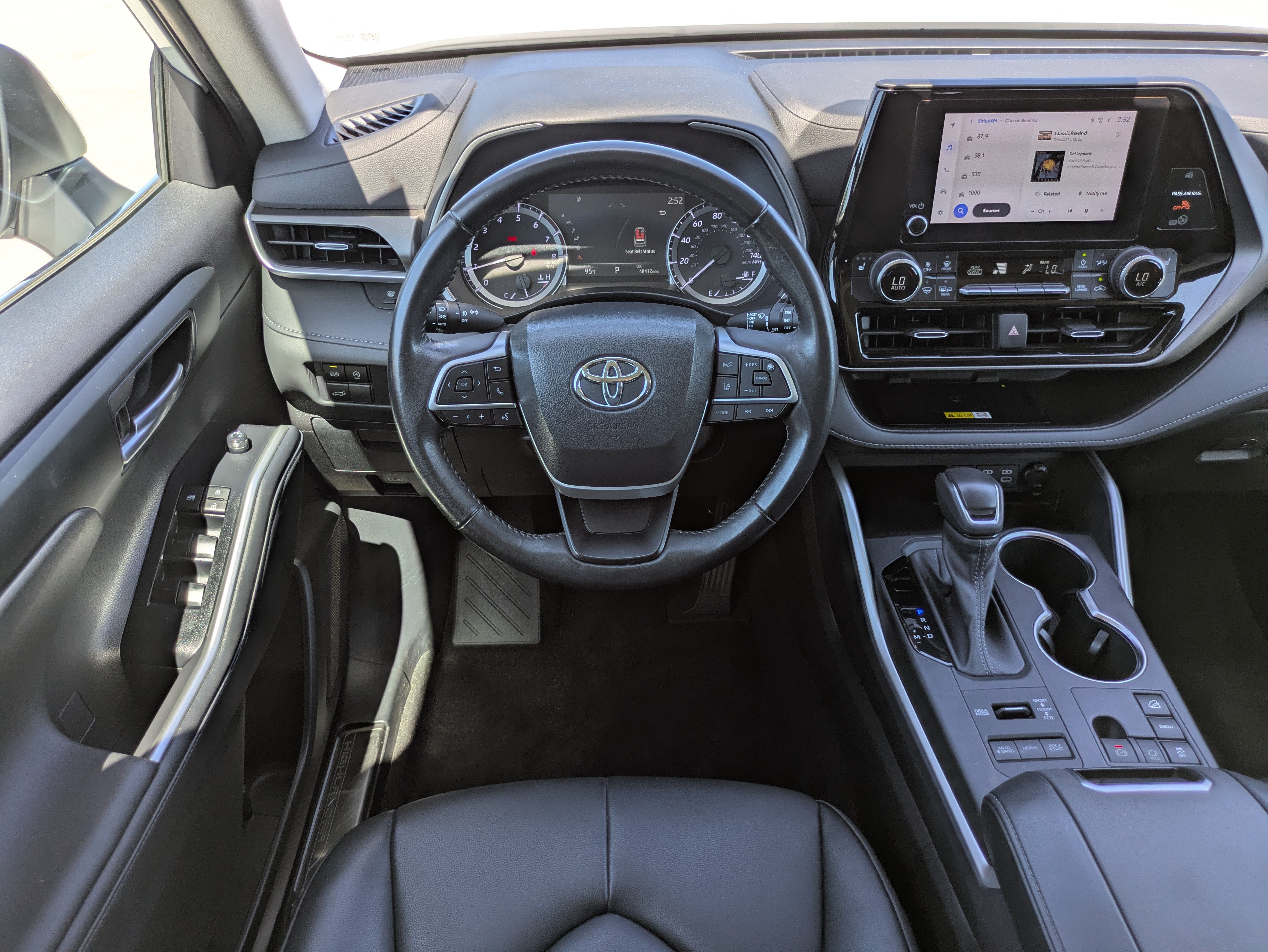 Used 2023 Toyota Highlander XLE AWD/4WD image 16
