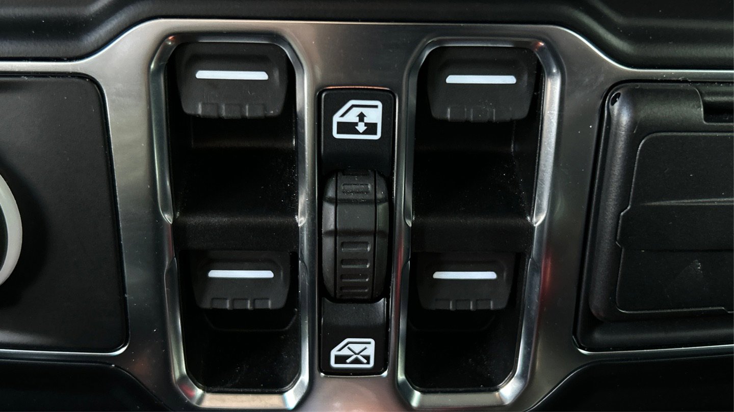 Used 2022 Jeep Wrangler Unlimited Sahara image 32