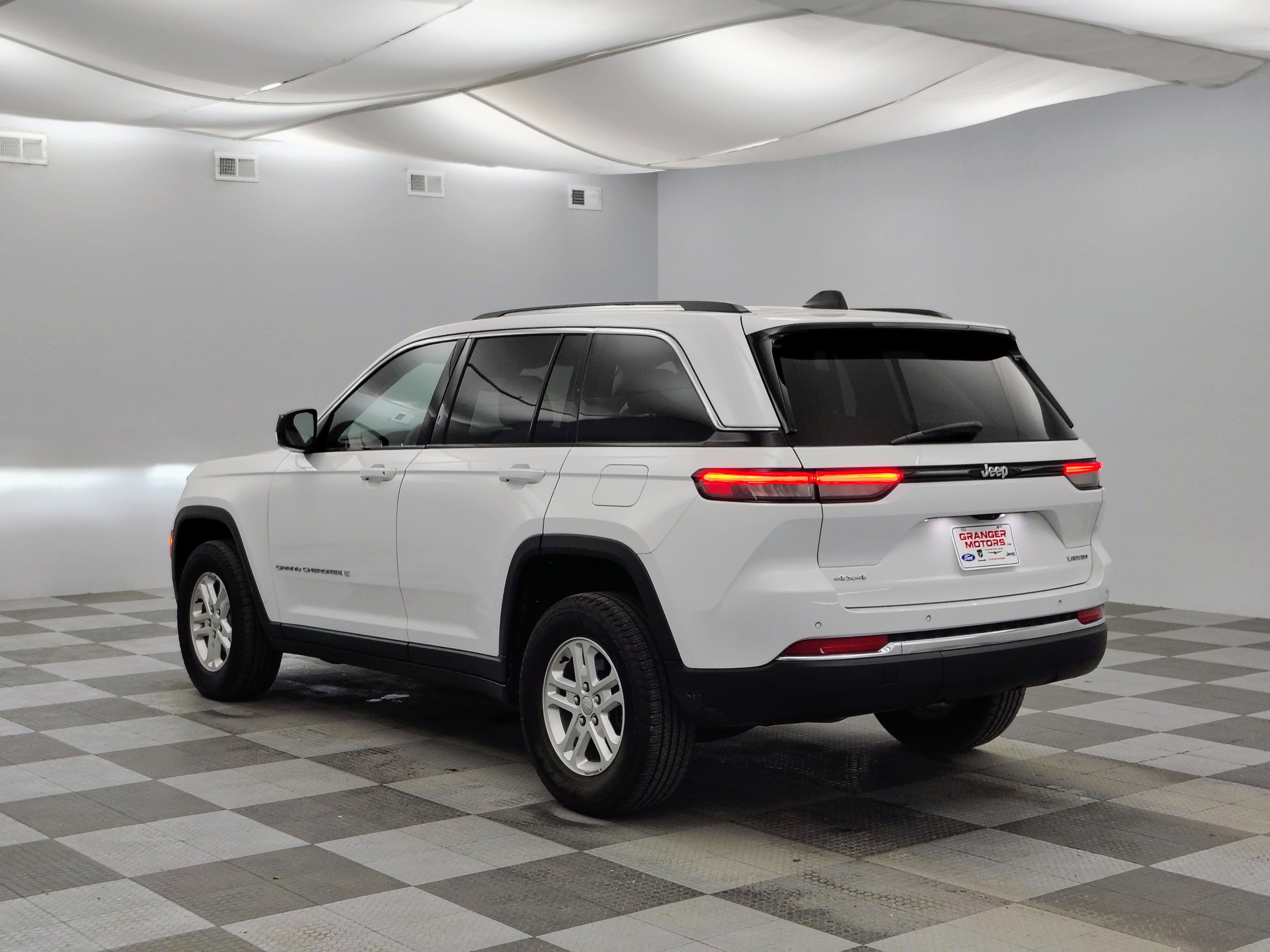 Used 2023 Jeep Grand Cherokee Laredo AWD/4WD image 8