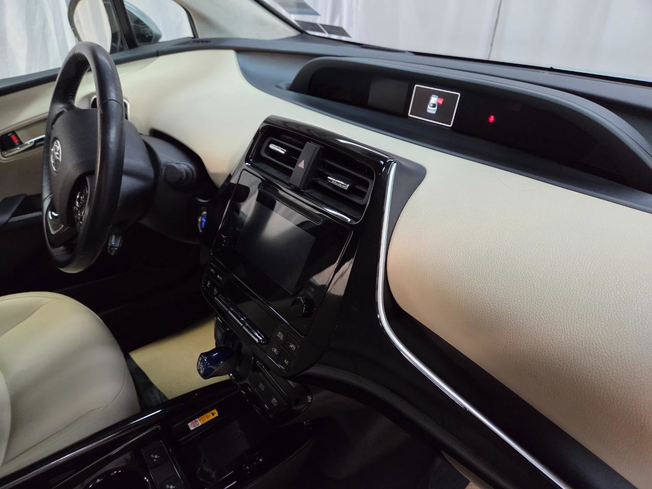 Used 2019 Toyota Prius XLE w/ Advanced Technology Package image 19