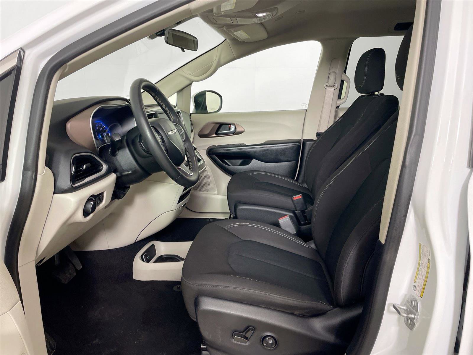 Used 2022 Chrysler Voyager LX image 5