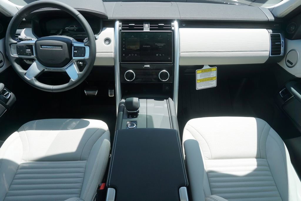 New 2025 Land Rover Discovery Dynamic SE image 9
